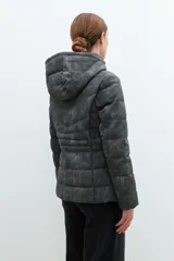 Campera gris oscuro de eco-cuero capitoneada con capucha y cierre frontal.
