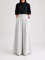 Pantalón wide leg de lino color gris claro, de tiro alto con pinzas en la parte delantera y bolsillos laterales.