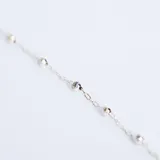 Pulsera de cadena tipo forcé en plata 925, adornada con pequeñas bolitas facetadas distribuidas a lo largo de la misma.