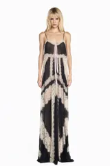 Vestido largo de chiffon negro con tirantes finos, diseño fluido y detalles de encaje en tono beige. Presenta un lazo frontal en color rosado y una silueta elegante con caída ligera.