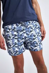 Short de baño con estampado de ondas en tonos azules, cintura elástica con cordón ajustable, bolsillos laterales y bolsillo trasero. Incluye suspensor interno y logo bordado.