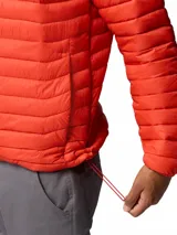 Campera puffer con capucha Columbia modelo Powder Pass Hooded, color rojo, acolchada con diseño horizontal, cierre frontal y bolsillos laterales con cremallera. Cuenta con tecnología Omni-Shield y aislamiento Thermarator.