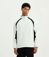 Campera deportiva con capucha, color blanco con recortes laterales en negro. Cuenta con cierre frontal, bolsillos funcionales y ajuste en la cintura.