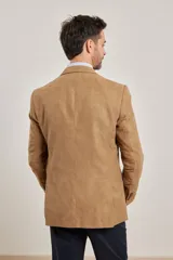 Saco sport marrón de gamuza ecológica con dos botones frontales y forro interno completo.