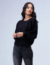 Buzo marca Cupio de tejido acanalado color azul. Tiene mangas largas estilo dolman y aplique de botones en la espalda.