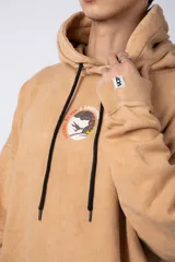 Buzo canguro oversize de algodón friza con efecto de teñido artesanal acid wash en color gris oscuro. Presenta capucha con cordones ajustables, bolsillo frontal tipo canguro y estampa pequeña en el pecho.