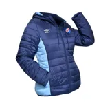 Campera puffer azul con paneles laterales celestes, capucha y cierre frontal. Lleva el logo de Umbro bordado en blanco en el pecho izquierdo y el escudo del Club Nacional de Football en el pecho derecho.