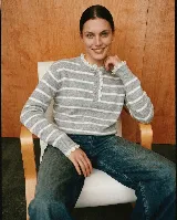 Sweater de punto a rayas horizontales marrones y blancas, con cuello redondo, cierre frontal parcial con botones y detalles de puntilla blanca en el cuello y los puños.