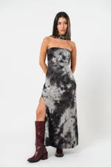 Vestido largo strapless con estampado batik en tonos grises y negros. Incluye una tira de tela que se puede usar como cuello halter. Tiene tajo en ambos costados.