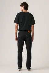 Jean de corte slim fit, color negro, con diseño clásico de cinco bolsillos, cierre de botón y cremallera, y tiro bajo.