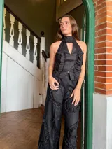 Pantalón de pierna ancha color negro, confeccionado en lino y algodón, con volados decorativos de formas orgánicas y onduladas.