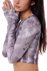 Crop top manga larga de polisoft con estampa leather patch.