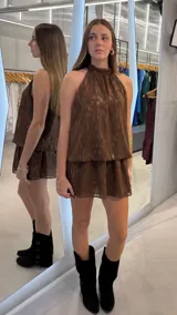 Vestido corto de lurex marrón con destellos dorados, escote halter y diseño fluido con volados.