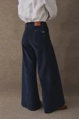 Pantalon de pana de corte wide leg, color marron, con cintura alta y costuras reforzadas en contraste.