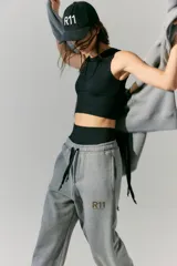 Top deportivo negro sin mangas, tejido en morley sin costuras. Presenta escote redondo alto y logo tejido a contratono en la espalda.