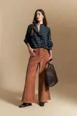 Pantalón wide leg de pana color tostado, de tiro alto con cierre de botones frontales visibles y bolsillos laterales.