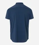 Camisa de manga corta azul marino, de corte recto con cuello camisero y cierre frontal de botones.