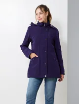 Gabardina impermeable de mujer, color morado oscuro, con capucha desmontable y cierre frontal oculto con botones a presión. Presenta bolsillos delanteros y ajuste interno en la cintura.
