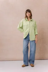 Jean de tiro medio con diseño de pierna amplia tipo wide leg, calce relajado y lavado celeste, con costuras frontales destacadas.