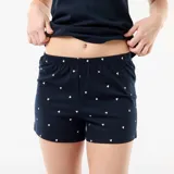 Pijama corto de dos piezas en color azul marino, compuesto por una musculosa lisa con un pequeño corazón rojo bordado en el pecho y un short con estampado de corazones blancos y elástico en la cintura.