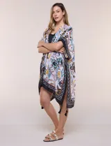Kimono de gasa ligera con estampado floral en tonos marrones, amarillos y turquesas sobre base blanca, de corte amplio y abierto al frente, con mangas cortas tipo kimono y detalles de borlas en el ruedo asimétrico.