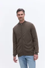 Campera de tejido de punto liviano color marrón, con cierre frontal completo, cuello alto tipo bomber y puños y ruedo acanalados.