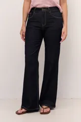 Pantalón jean azul oscuro de tiro alto y corte flare con costuras contrastantes en color amarillo.