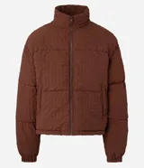 Campera marrón de poliamida con textura cuadriculada, corte boxy, cuello alto, cierre frontal con cremallera, bolsillos laterales y puños elásticos.