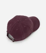 Gorra de sarga con visera curva y cierre posterior ajustable con hebilla metálica.