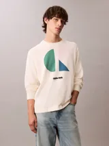 Sweater Calvin Klein de corte relajado y color blanco, con cuello redondo, mangas largas y puños de canalé. Presenta un diseño gráfico de monograma CK en color block con bloques en verde, rosado y azul, acompañado del logotipo de la marca estampado en el pecho.