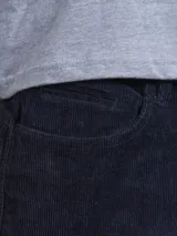 Pantalón de pana marrón de corte recto.