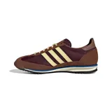 Championes Adidas Originals SL 72 OG, modelo de corte bajo con capellada de nylon bordó y superposiciones de gamuza marrón, con las tres tiras clásicas en color crema y suela dentada.