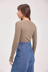 Remera de manga larga ajustada al cuerpo, con cuello redondo y diseño básico.