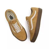 Championes Vans modelo Old Skool, color mostaza con detalles en blanco. Confeccionados en gamuza con la clásica banda lateral de la marca y suela de goma color marrón.