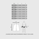 Bermuda baggy de denim azul con diseño amplio, bolsillos traseros grandes con estampas tipográficas blancas y dobladillo desmechado con detalle de costuras decorativas.