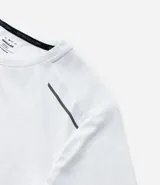 Remera deportiva de hombre con tecnología Dry, cuello redondo y mangas cortas. Presenta un diseño con estampa sutil tipo heat print y detalles de líneas en los hombros.