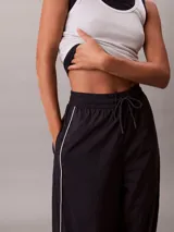 Jogger Calvin Klein de nailon color negro, con diseño de textura arrugada, cintura elástica con cordón ajustable y tira lateral en contraste.