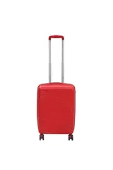 Valija carry on color rojo con diseño de líneas horizontales en relieve, manija telescópica y cuatro ruedas multidireccionales.