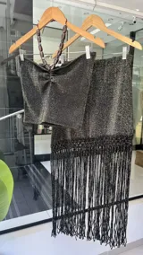 Top de tejido flexible confeccionado con hilado de algodón y lurex dorado, con diseño strapless y frunce en el centro del escote.