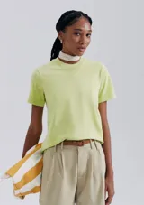 Camiseta verde de algodón de corte recto y mangas cortas.