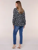 Camisa de gasa estampada con diseño animal print, cuello con solapa, escote en V, cierre frontal con botones y mangas largas, de la marca Ninety Clothing.