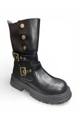 Bota alta de cuero marrón con suela track gruesa, detalles de hebillas metálicas en el empeine y botones decorativos en la caña.