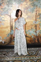 Falda midi de seda con estampado camuflado, diseño fluido y pretina con pliegues.