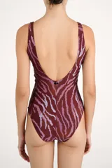 Malla enteriza con estampado animal print tipo cebra en tonos bordó y rosado, con escote en V cruzado y detalle de nudo drapeado en el centro.