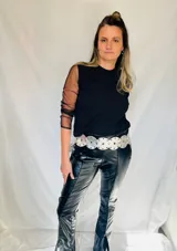 Top negro de crepé con mangas de micro tul.