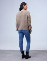 Buzo de lana color gris con mangas caladas.