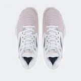 Championes de tenis Joma modelo Set Lady 2532 para mujer, con capellada blanca y detalles en rosado y azul. Cuentan con entresuela blanca con efecto salpicado y suela de goma diseñada para superficies de juego.