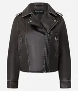 Campera estilo biker de cuero sintético color negro, con cuello solapa, cierre frontal asimétrico, bolsillos laterales con cremallera y detalles de botones metálicos en hombros y solapas.