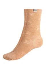 Medias color naranja con estampado de flores blancas.