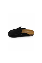 Zueco estilo mocasín negro con acabado efecto gamuza, detalle de hebilla metálica lateral y costuras visibles en el contorno. Cuenta con plantilla anatómica y suela baja.